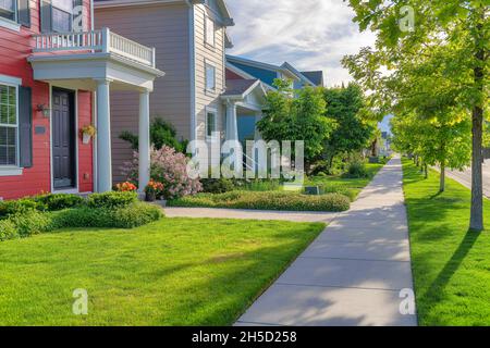 Betonpflaster eines Bürgersteiges vor den Wohnhäusern in Daybreak, Utah Stockfoto