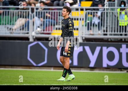 Venedig, Italien. November 2021. Venezia's Ethan Ampadu Portrait während Venezia FC vs AS Roma, italienische Fußballserie A Spiel in Venedig, Italien, November 07 2021 Quelle: Independent Photo Agency/Alamy Live News Stockfoto