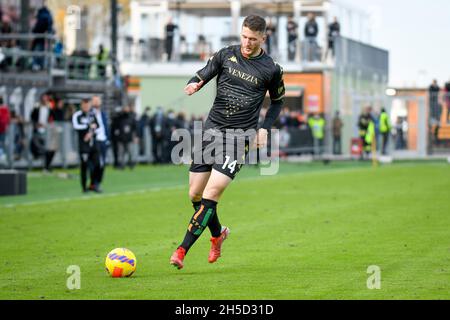 Venedig, Italien. November 2021. Venezia's Thomas Henry Portrait in Aktion während Venezia FC vs AS ROMA, italienische Fußballserie A Spiel in Venedig, Italien, November 07 2021 Quelle: Independent Photo Agency/Alamy Live News Stockfoto