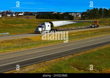 Sattelzugmaschinen, die Güter auf der Interstate 94 durch North Dakota transportieren. Stockfoto