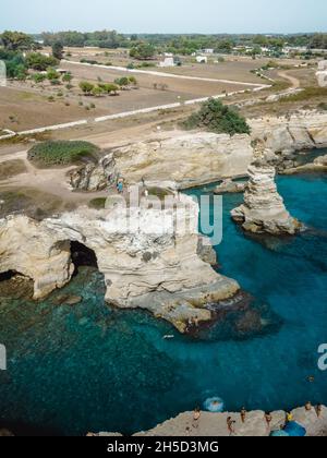 Eine tolle Aussicht auf faraglioni di sant'andrea in apulien Stockfoto