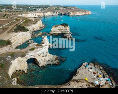 Eine tolle Aussicht auf faraglioni di sant'andrea in apulien Stockfoto