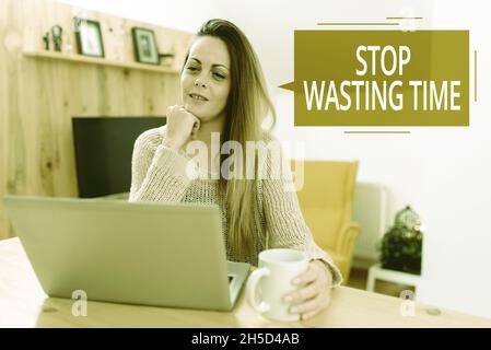 Schild mit der Anzeige „Verschwendung von Zeit stoppen“. Business-Ansatz Beratung Person oder Gruppe beginnen Planung und verwenden Sie es klug Browsen und chatten in Social Media Stockfoto