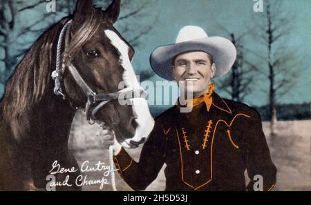 Sammlerbare, handkolorierte Ausstellungskarte mit Darstellung des Cowboy-Stars Gene Autry und seines Pferdes Champ. Stockfoto