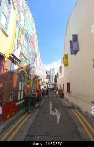 Farbenfroh bemalte Graffiti an den Wänden der Beach Road am Ende der Hji Lane im Viertel Kampong Glam in Singapur. Stockfoto