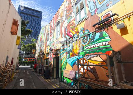 Farbenfroh bemalte Graffiti an den Wänden der Beach Road am Ende der Hji Lane im Viertel Kampong Glam in Singapur. Stockfoto