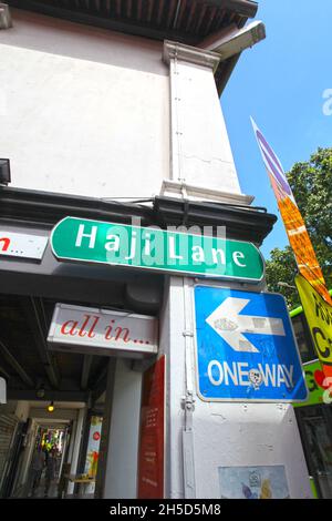 Ein Straßenschild für die „Hji Lane“ auf einem Ladenlokal im Stadtteil Kampong Glam von Singapur. Stockfoto