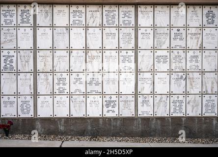 San Diego, Kalifornien, USA - 5. Oktober 2021: Fort Rosecrans National Cemetery. Weiße Gedenkwand bestehend aus quadratischen Schließfächern mit Urnen des dez Stockfoto