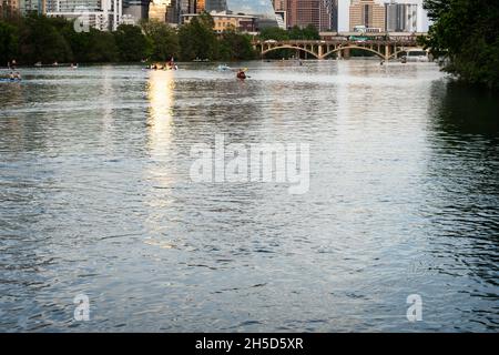 Austin Skyline mit See im Vordergrund und Kajakfahrern Stockfoto