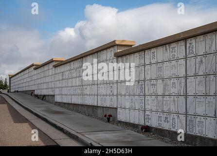 San Diego, Kalifornien, USA - 5. Oktober 2021: Fort Rosecrans National Cemetery. Lange weiße Gedenkwand aus quadratischen Schließfächern mit Urnen von Th Stockfoto