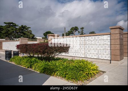 San Diego, Kalifornien, USA - 5. Oktober 2021: Fort Rosecrans National Cemetery. Weißer Wandabschnitt der Gedenkstätte, der aus quadratischen Schließfächern besteht, in denen Urnen gehalten werden Stockfoto