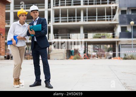 Bauingenieure überprüfen den Arbeitsprozess auf der Baustelle Stockfoto