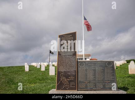 San Diego, Kalifornien, USA - 5. Oktober 2021: Fort Rosecrans National Cemetery. Gedenkstätte am Eingang für die U.S.S. SR. LO CVE-63 gegen dunkle Kl Stockfoto
