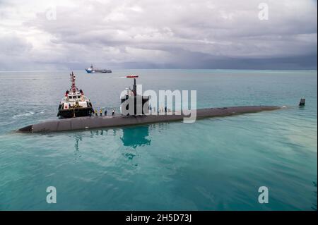 SAIPAN (Okt 23, 2021) - das Los Angeles-Klasse Schnellangriffs-U-Boot USS Hampton (SSN 767) verlässt die Insel Saipan, Commonwealth der Nördlichen Marianen-Inseln, 23. Oktober. Während des kurzen Stopps nahmen Seeleute an einer Waffenhändlerübung mit Seeleuten und zivilen MSC-Seeleuten des U-Boot-Schiffers USS Frank Cable (AS 40) Teil. Frank Cable ist auf Patrouille und führt Expeditions- und Logistikarbeiten zur Unterstützung der nationalen Sicherheit im Einsatzgebiet der 7. Flotte durch. (USA Navy Foto von Mass Communication Specialist 1st Class Charlotte C. Oliver/veröffentlicht) Stockfoto