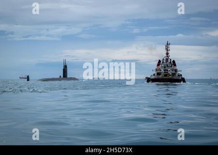 SAIPAN (Okt 23, 2021) das Los Angeles-Klasse Schnellangriffs-U-Boot USS Hampton (SSN 767) fährt von der Insel Saipan, Commonwealth der Nördlichen Marianen-Inseln, 23. Oktober ab. U-BOOT war neben dem U-Boot-Tender USS Frank Cable (AS 40) an einer Waffenumschlagsübung beteiligt, bei der eine MK-48-Trainingsform übertragen wurde. Frank Cable ist auf Patrouille und führt Expeditions- und Logistikarbeiten zur Unterstützung der nationalen Sicherheit im Einsatzgebiet der 7. Flotte durch. (USA Navy Foto von Mass Communication Specialist 1st Class Jonathan B. Trejo/veröffentlicht) Stockfoto