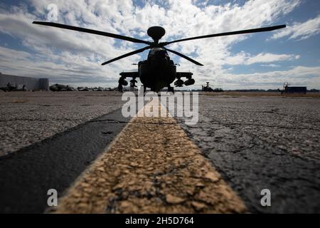 Ein AH-64E Apache-Hubschrauber der 3rd Combat Aviation Brigade sitzt auf der Fluglinie des Hunter Army Airfield, Georgia, November 2. Die Soldaten der 3. Staffel, des 17. Kavallerieregiments, des 3. CAB, führten Luftgewehrschießen durch, wodurch sie ihre missionskribellen Aufgaben trainieren und gleichzeitig die Einsatzbereitschaft der Brigade verbessern konnten. (USA Armeefoto von Sgt. Andrew McNeil/3rd Combat Aviation Brigade, 3rd Infantry Division) Stockfoto