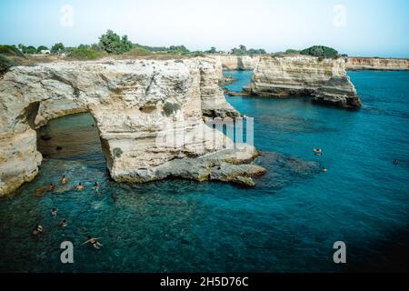 Eine tolle Aussicht auf faraglioni di sant'andrea in apulien Stockfoto