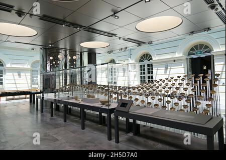 Schiffsinstallation und Keramik, die 1998 von einem Schiffswrack der Tang-Dynastie vor den Ufern von Sumatra geborgen wurde, Asian Civilizations Museum, Singapur Stockfoto