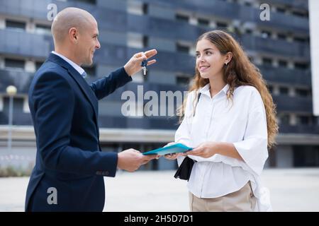 Builder gibt dem Kunden Schlüssel nach Abschluss der Vertragsunterzeichnung Stockfoto