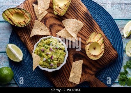 Blick von oben auf die hausgemachte Guacamole, serviert mit Tortilla-Chips. Stockfoto