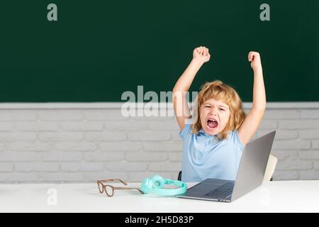 Grundschulkind wütend und traurig. Schüler schreiend im Klassenzimmer. Schlechter Schuljunge. Stockfoto