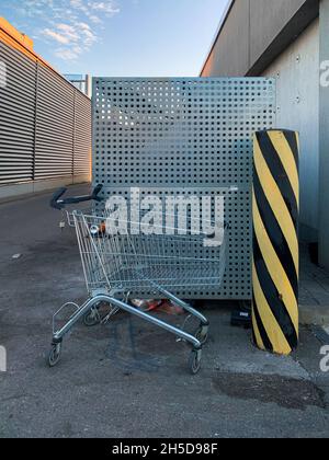 Nahaufnahme eines verlassenen Einkaufswagens in einem alten Backstore Stockfoto