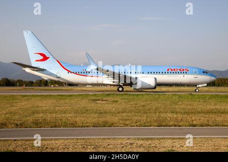 Mailand, Italien. September 2021. Eine Neos Boeing 737-8 MAX verlässt den Flughafen Mailand-Bergamo. (Foto: Fabrizio Gandolfo/SOPA Images/Sipa USA) Quelle: SIPA USA/Alamy Live News Stockfoto