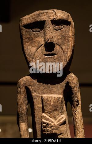 Holzskulptur eines Vorfahren mit zeremonieller Vase, Chimu-Kultur 1100 AC- 1470 AC Stockfoto