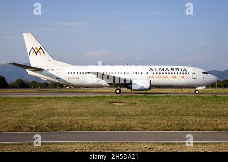 Bergamo, Italien. September 2021. Eine Almasria Universal Airlines Boeing 737-400, die einige Urlauber vom Flughafen Mailand-Bergamo nach Sharm El-Sheikh bringt (Foto: Fabrizio Gandolfo/SOPA Images/Sipa USA) Quelle: SIPA USA/Alamy Live News Stockfoto