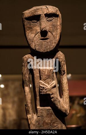 Holzskulptur eines Vorfahren mit zeremonieller Vase, Chimu-Kultur 1100 AC- 1470 AC Stockfoto