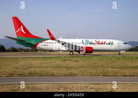 Mailand, Italien. September 2021. Eine AlbaStar Boeing 737-800 verlässt den Flughafen Mailand-Bergamo. (Bild: © Fabrizio Gandolfo/SOPA Images via ZUMA Press Wire) Stockfoto