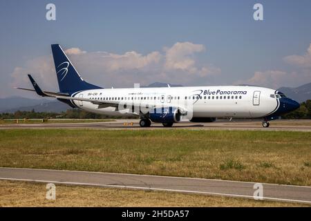 Mailand, Italien. September 2021. Eine Boeing 737-800 von Blue Panorama Airlines verlässt den Flughafen Mailand-Bergamo. Blu Panorama hat seinen Betrieb im Oktober 2021 eingestellt. (Bild: © Fabrizio Gandolfo/SOPA Images via ZUMA Press Wire) Stockfoto