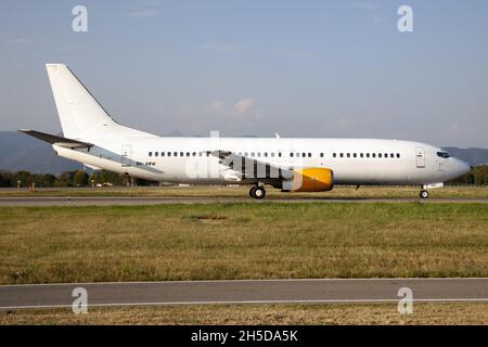 Mailand, Italien. September 2021. Eine Air Horizont Boeing 737-400 verlässt den Flughafen Mailand-Bergamo. (Bild: © Fabrizio Gandolfo/SOPA Images via ZUMA Press Wire) Stockfoto