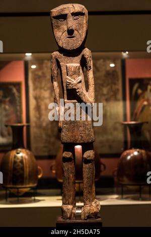 Holzskulptur eines Vorfahren mit zeremonieller Vase, Chimu-Kultur 1100 AC- 1470 AC Stockfoto