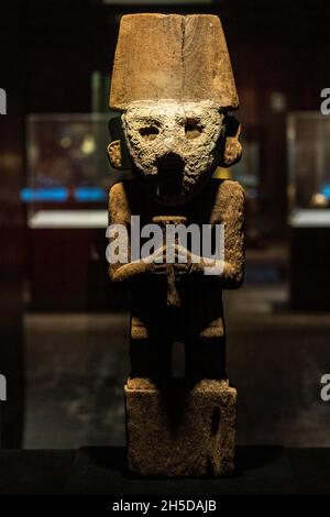 Holzskulptur eines Vorfahren mit zeremonieller Vase, Chimu-Kultur 1100 AC- 1470 AC Stockfoto