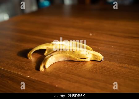 Bananenschale auf Holztisch Stockfoto
