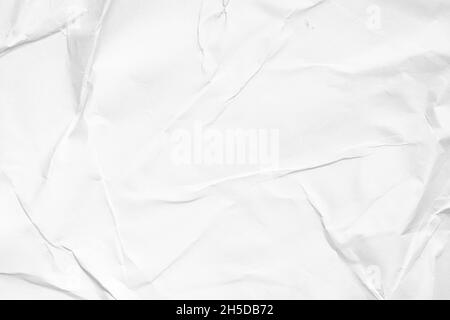 Weiße zerknitterte Papierstruktur im Hintergrund mit hoher Tastenbeleuchtung Stockfoto