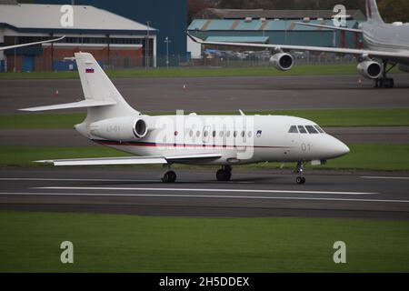 L1-01, eine Dassault Falcon 2000EX, die von der slowenischen Luftwaffe in einer VIP-Transportrolle betrieben wird, auf dem Prestwick International Airport in Ayrshire, Schottland. Das Flugzeug war in Schottland, um slowenische Delegierte zum COP26-Klimagipfel im nahe gelegenen Glasgow zu bringen. Stockfoto