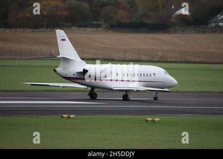 L1-01, eine Dassault Falcon 2000EX, die von der slowenischen Luftwaffe in einer VIP-Transportrolle betrieben wird, auf dem Prestwick International Airport in Ayrshire, Schottland. Das Flugzeug war in Schottland, um slowenische Delegierte zum COP26-Klimagipfel im nahe gelegenen Glasgow zu bringen. Stockfoto