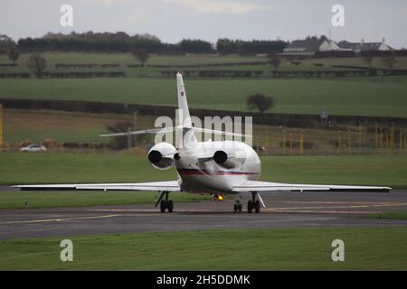 L1-01, eine Dassault Falcon 2000EX, die von der slowenischen Luftwaffe in einer VIP-Transportrolle betrieben wird, auf dem Prestwick International Airport in Ayrshire, Schottland. Das Flugzeug war in Schottland, um slowenische Delegierte zum COP26-Klimagipfel im nahe gelegenen Glasgow zu bringen. Stockfoto