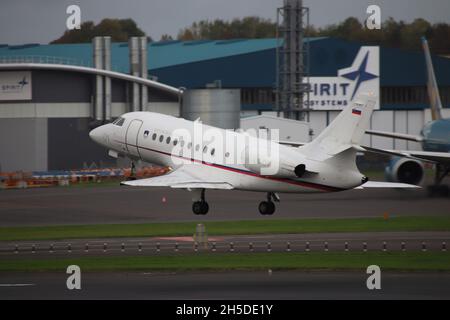 L1-01, eine Dassault Falcon 2000EX, die von der slowenischen Luftwaffe in einer VIP-Transportrolle betrieben wird, auf dem Prestwick International Airport in Ayrshire, Schottland. Das Flugzeug war in Schottland, um slowenische Delegierte zum COP26-Klimagipfel im nahe gelegenen Glasgow zu bringen. Stockfoto