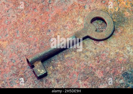 Vintage Türschlüssel auf alten rostigen metallischen Oberfläche Stockfoto