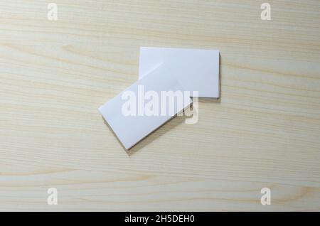 Rohling Papier Mockup für Visitenkarten auf Holz. Stockfoto