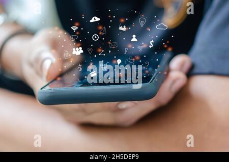 Hand halten Smartphone mit Icons Konzept. Stockfoto