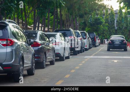 Autoreihe am Straßenrand geparkt. Stockfoto