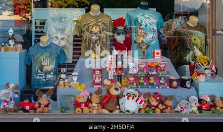 Souvenirs und Spielzeug auf der Ausstellung eines Geschenkeladen in Vancouver BC, Kanada. Juli 29,2021. Straßenansicht, Reisefoto, selektiver Fokus. Stockfoto