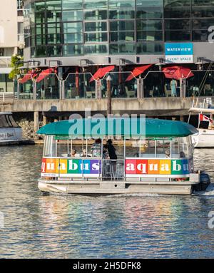 Eine Aquabus-Fähre nähert sich Granville Island Vancouver BC, Kanada, 29. Juli 2021. Der beliebte Wassertaxi-Service verkehrt rund um Granville Island und F Stockfoto