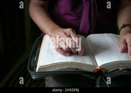 Ältere Frau beim Lesen, Nahaufnahme auf ihrer rechten Hand. Stockfoto