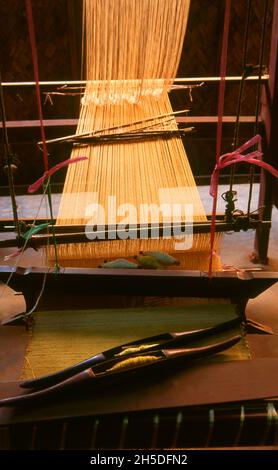 Laos: Ein Webstuhl bei Lao Textiles, Vientiane. Lao Textiles ist ein Showroom und Webstudio mit Sitz in Vientiane, Laos. Das Unternehmen wurde 1990 von der Amerikanerin Carol Cassidy gegründet und produziert eine breite Palette von handgewebten Seidentextilien, darunter Brokat, Wandteppiche und Gardinenstoffe. Stockfoto