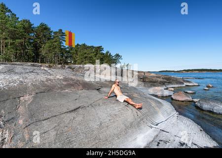 Trocknen nach einem Bad in der Ostsee auf der Insel Rysslobben, Inkoo, Finnland Stockfoto